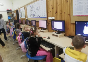 dzieci wykonują zadania na komputerach